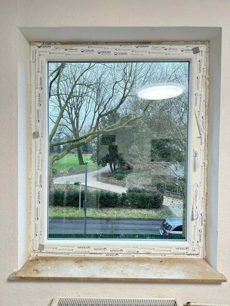 Neu eingebautes weißes Kunststofffenster vor dem Verputzen