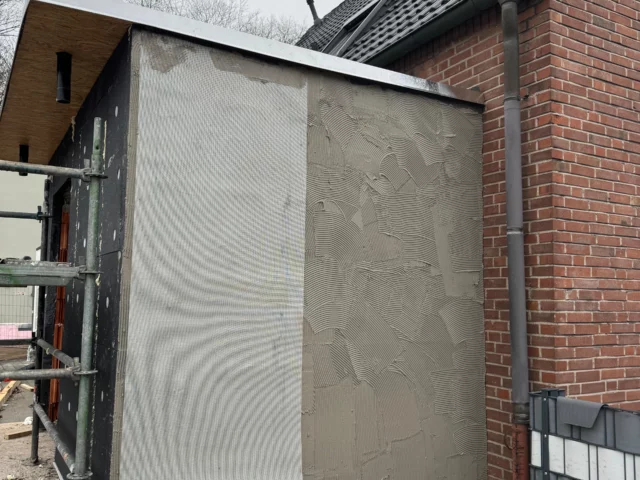 Neu verputzte Außenwand eines Anbaus am Wohnhaus
