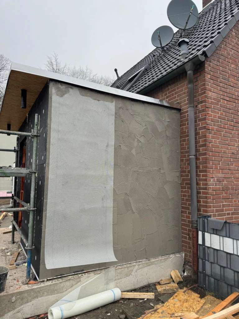 Neu verputzte Außenwand eines Anbaus am Wohnhaus