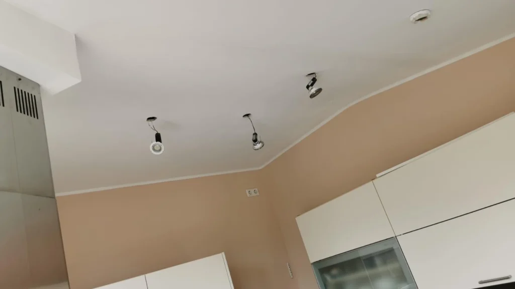 Küchendecke mit vorbereiteten Anschlüssen für Einbaustrahler