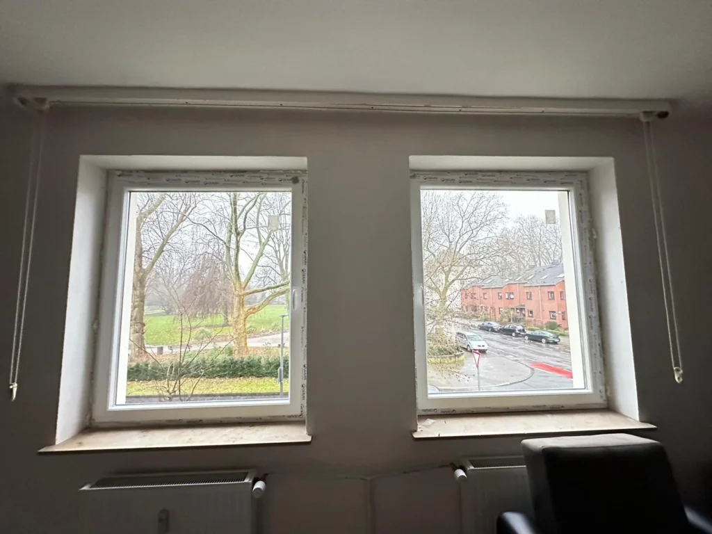 Zwei neue weiße Kunststofffenster in einem Wohnraum