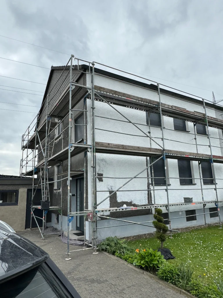 Arbeitsgerüst an einem zweigeschossigen Wohnhaus