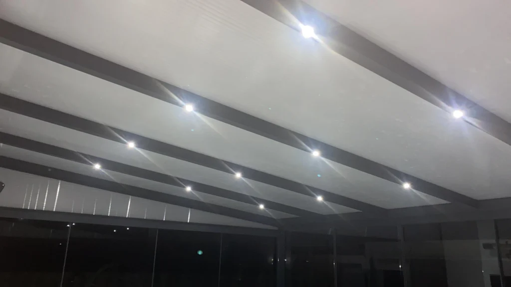 Abgehängte Decke mit neu eingebauten LED-Einbaustrahlern