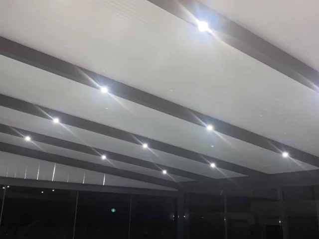 Abgehängte Decke mit neu eingebauten LED-Einbaustrahlern