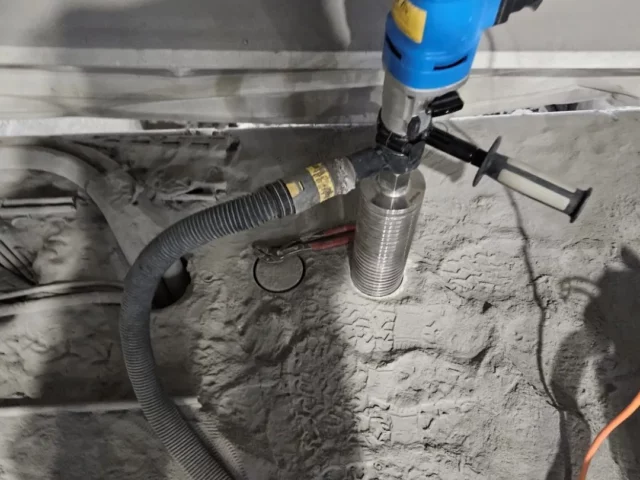 Kernbohrgerät mit Absaugung an einer Betonwand