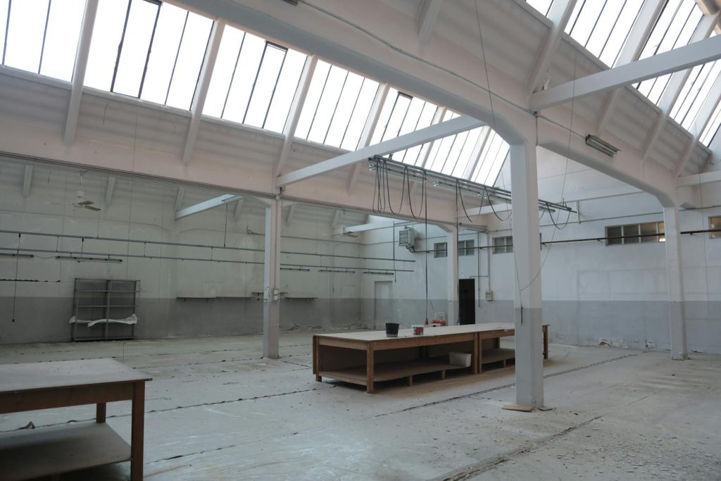 Leere Lagerhalle mit Oberlichtern