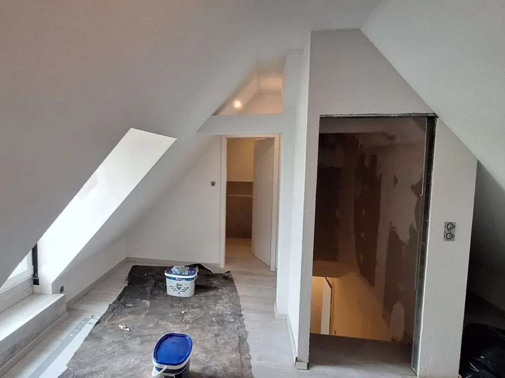 Ausgebautes Dachgeschoss mit Dachfenster, neuen Innenwänden und Türöffnungen kurz vor dem Abschluss