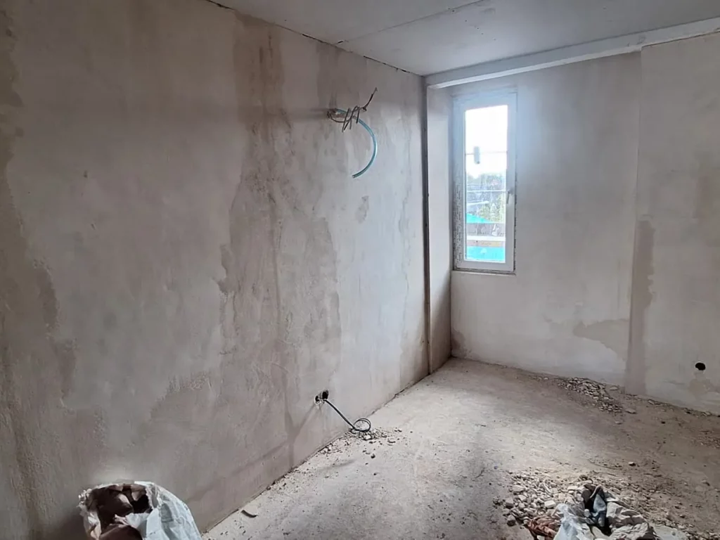 Frisch verputzte Innenwände in einem Zimmer, der Putz trocknet noch